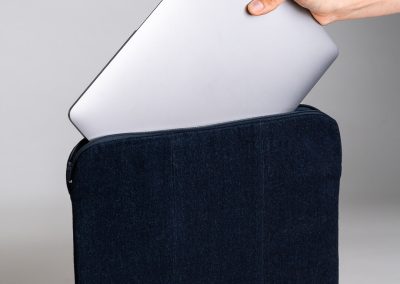 Pochette d'ordinateur en jean bleu brut