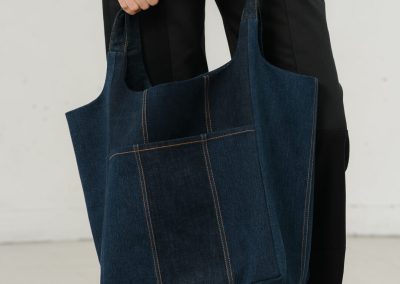 Tote bag en jean bleu avec poche, et couture apparente